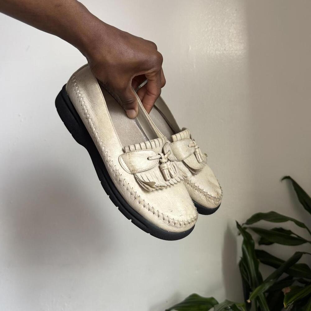 Vintage Women off white upper leather loafer‎ flat size 7.5
